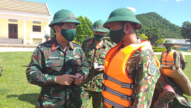 Thủ trưởng Bộ CHQS tỉnh báo động kiểm tra phương án phòng, chống lụt bão, tìm kiếm cứu nạn tại Tiểu đoàn 42, Trung đoàn 996.