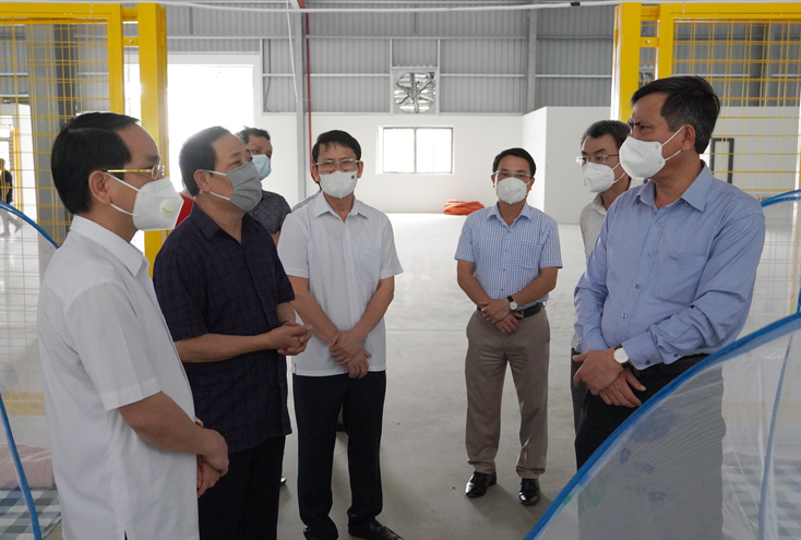 Đồng chí Chủ tịch UBND tỉnh Trần Thắng kiểm tra cơ sở vật chất bảo đảm cho người lao động sản xuất “3 tại chỗ” tại Xí nghiệp may Hà Quảng.
