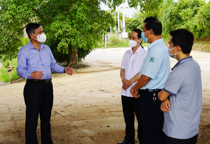 Đồng chí Chủ tịch UBND tỉnh Trần Thắng và đồng chí Phó Chủ tịch UBND tỉnh Phan Mạnh Hùng nắm bắt những khó khăn, vướng mắc mà Công ty CP Focosev Quảng Bình gặp phải trong quá trình chuẩn bị cho tái sản xuất.