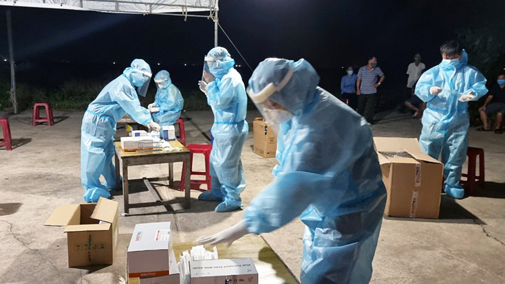 Lực lượng Y tế tập trung lấy mẫu xét nghiệm SARS-CoV-2 trên địa bàn xã Đức Trạch.