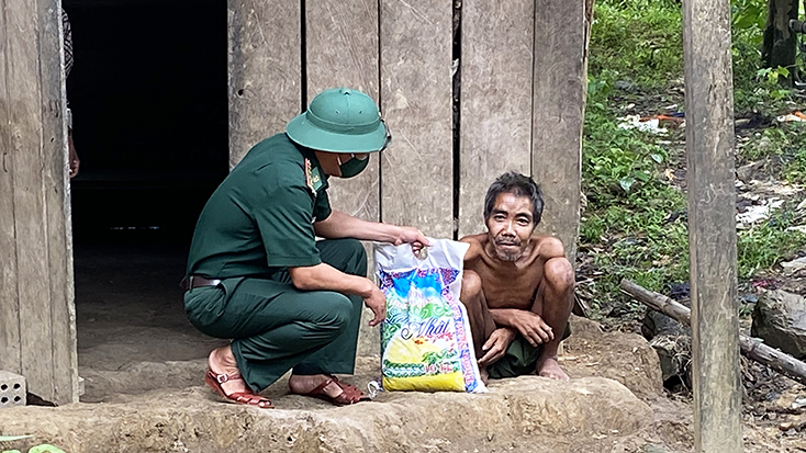Đồn Biên phòng Cà Xèng phối hợp với UBND xã Thượng Hóa tặng gạo cho hộ gia đình đồng bào Rục đang gặp khó khăn trước mùa mưa bão.