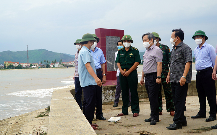 Đồng chí Bí thư Tỉnh ủy kiểm tra công tác phòng chống bão lụt tại cửa Gianh