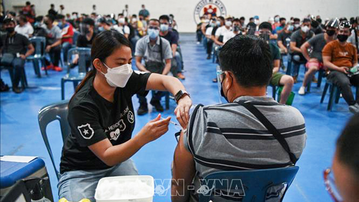 Nhân viên y tế tiêm vaccine ngừa COVID-19 cho người dân tại Manila, Philippines. Ảnh: AFP/TTXVN