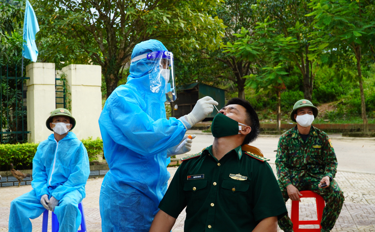 CDC Quảng Bình lấy mẫu xét nghiệm RT-PCR cho lực lượng Quân đội.