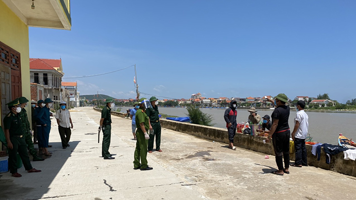 Các đối tượng bị phát hiện khi dùng xuồng máy né tránh chốt kiểm soát dịch Covid-19.