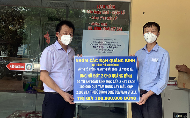 Đại diện nhóm người Quảng Bình tại TP. Hồ Chí Minh trao thiết bị phòng chống dịch cho CDC.