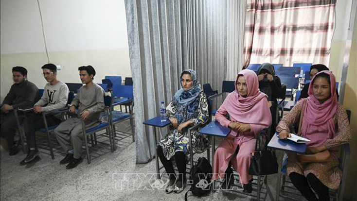 Một lớp học được ngăn đôi bằng tấm rèm để phân riêng nam sinh và nữ sinh tại trường đại học tư thục ở Kabul, Afghanistan, ngày 7-9-2021. Ảnh: AFP/TTXVN