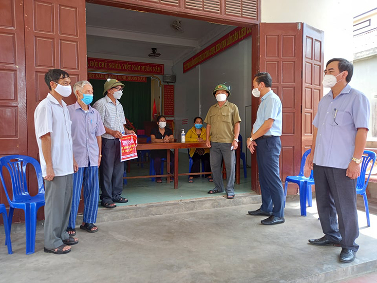 Lãnh đạo huyện Quảng Trạch thăm hỏi, động viên các tổ Covid trên địa bàn huyện