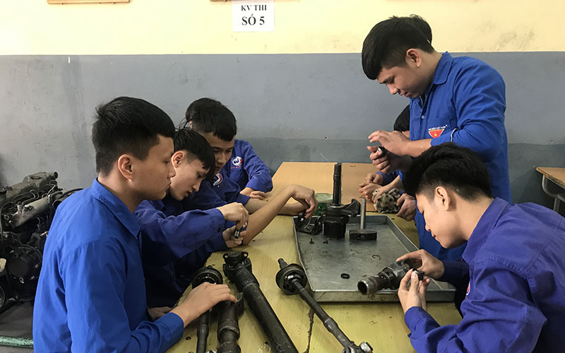   Học sinh Khoa Cơ khí (Trường cao đẳng Nghề công nghiệp Thanh Hóa) trong giờ thực hành.