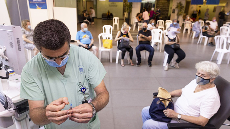 Nhân viên y tế chuẩn bị tiêm mũi vaccine Pfizer/BioNTech thứ ba cho những người đủ điều kiện tại Tel Aviv, Israel. Ảnh: Bloomberg