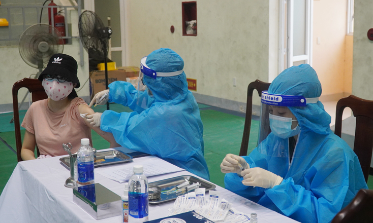 CDC Quảng Bình tổ chức tiêm vắc xin phòng Covid-19 AstraZeneca mũi 2 cho các đối tượng trên địa bàn TP. Đồng Hới.