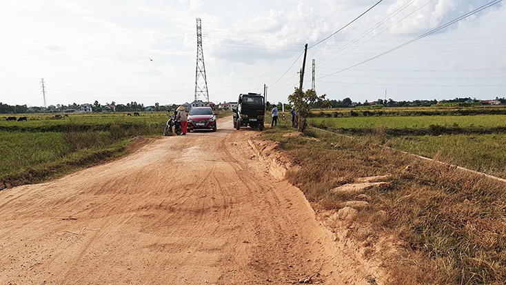 Tuyến đường từ xã Mỹ Thủy đi xã Thái Thủy bị hư hỏng, xuống cấp nghiêm trọng.