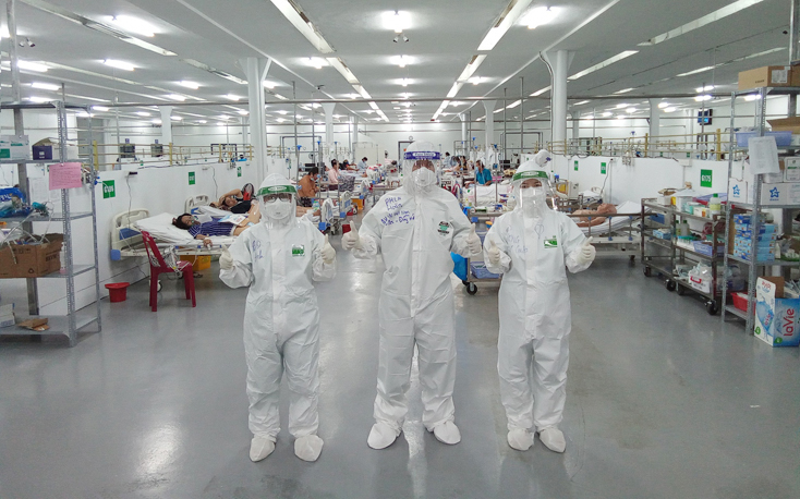 Đoàn cán bộ y tế của Bệnh viện hữu nghị Việt Nam-Cuba Đồng Hới tại Trung tâm hồi sức tích cực Covid-19 Bệnh viện Trung ương Huế (quận Tân Phú, TP.Hồ Chí Minh).