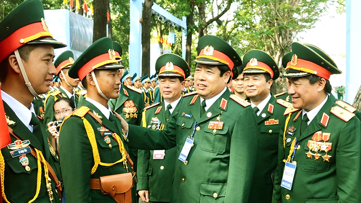 Đại tướng Phùng Quang Thanh thăm hỏi, động viên các khối quân chủ lực Quân đội nhân dân, nữ dân quân du kích, Công an nhân dân tham gia Lễ duyệt binh, diễu hành kỷ niệm 40 năm ngày Giải phóng miền Nam, thống nhất đất nước, ngày 28-4-2015. Ảnh: Minh Trường.
