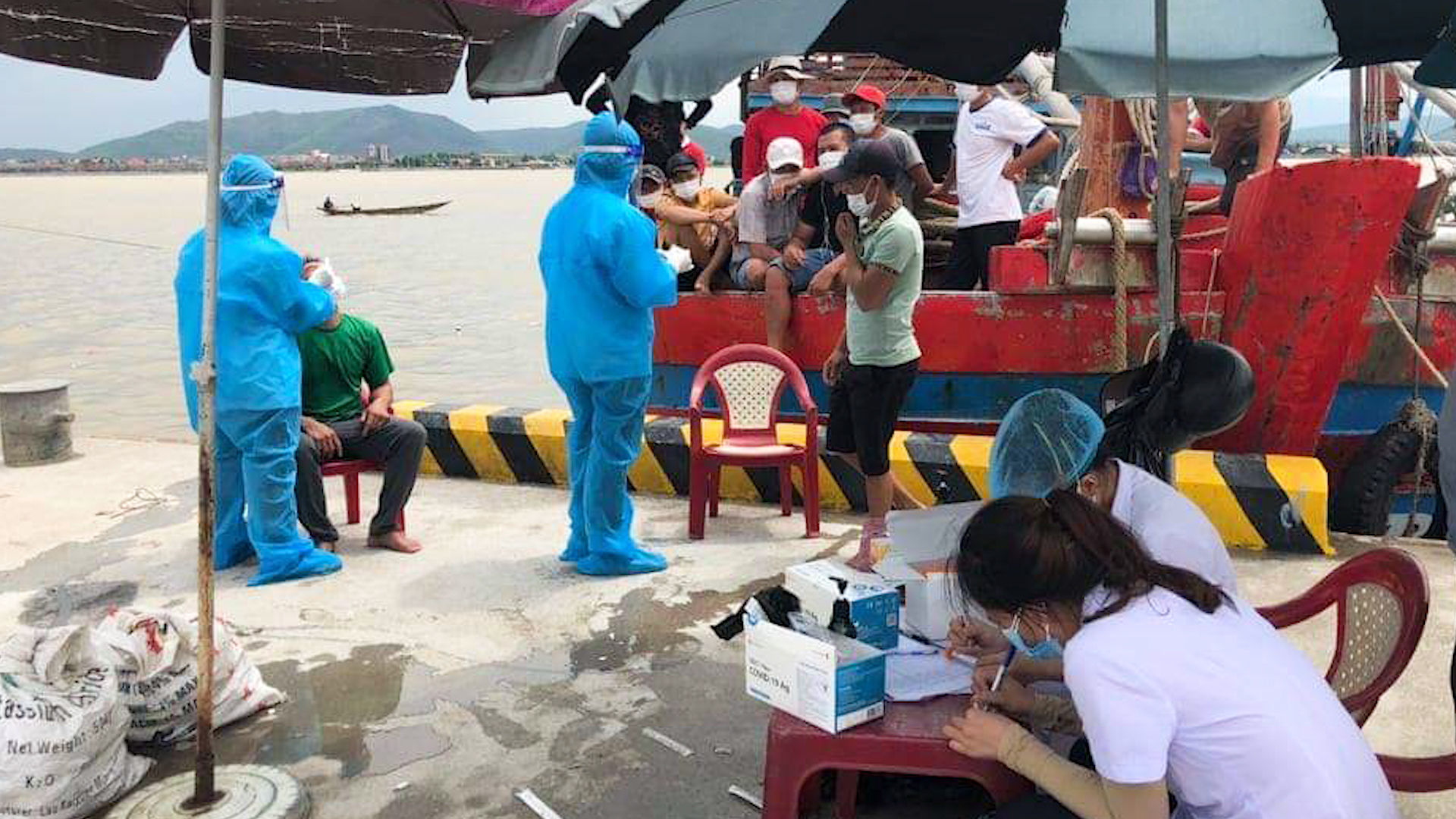 Lấy mẫu test nhanh cho các trường hợp thuyền viên vào neo đậu tàu thuyền tránh bão tại phường Quảng Phúc.