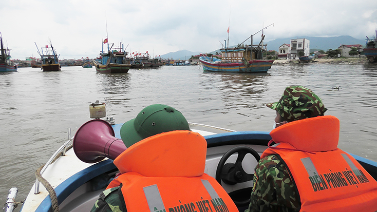 Đồn Biên phòng cửa khẩu cảng Gianh tuần tra, kiểm soát và tuyên truyền ngư dân chấp hành nghiêm các biện pháp phòng, chống dịch Covid-19.