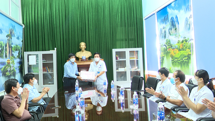Đồng chí Phó Chủ tịch Thường trực HĐND tỉnh Nguyễn Công Huấn tặng quà cho Bệnh viện Đa khoa Bố Trạch.