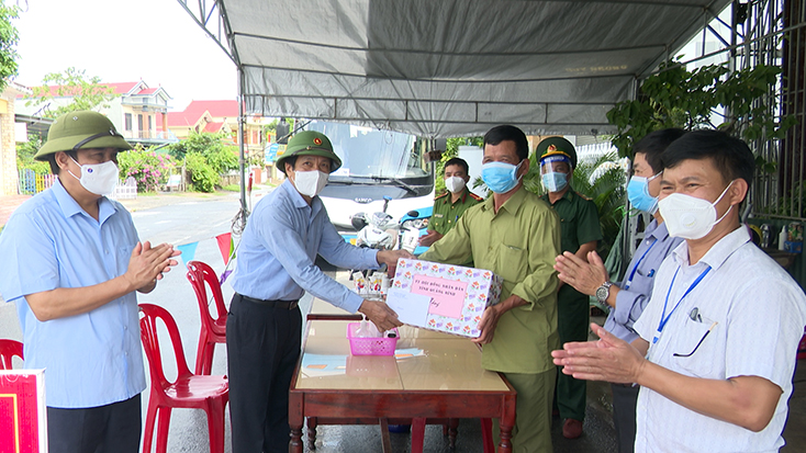 Đồng chí Phó Chủ tịch Thường trực HĐND tỉnh Nguyễn Công Huấn tặng quà lực lượng làm nhiệm vụ tại chốt kiểm soát dịch Covid-19 xã Thanh Trạch.