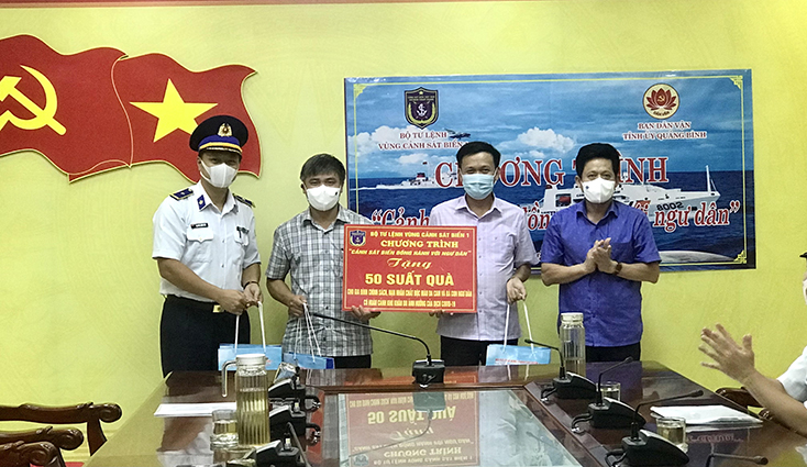 Đồng chí Trưởng ban Dân vận Tỉnh ủy Lê Văn Bảo và đại diện Bộ Tư lệnh vùng Cảnh sát biển 1 trao tượng trưng 50 suất quà cho ngư dân huyện Bố Trạch.