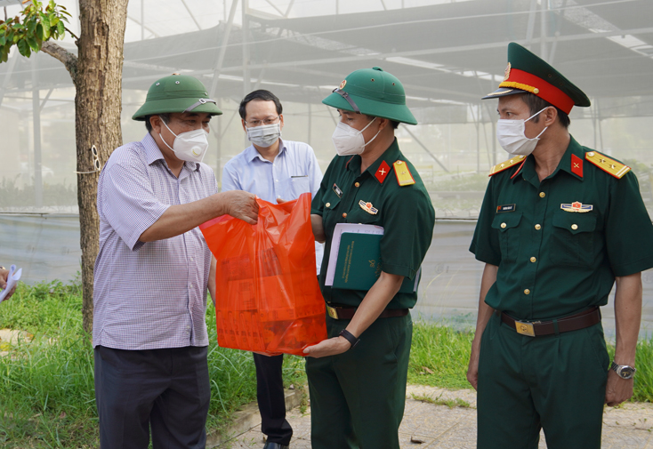 Đồng chí Phó Chủ tịch Thường trực UBND tỉnh Đoàn Ngọc Lâm tặng quà động viên cán bộ khu cách ly tập trung Nhà khách Thanh Niên.
