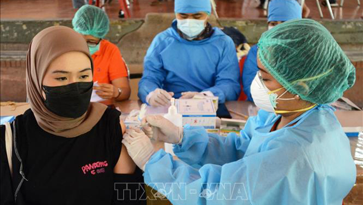 Nhân viên y tế tiêm chủng vaccine ngừa COVID-19 cho người dân tại Denpasar, trên đảo Bali, Indonesia, ngày 2-9-2021. Ảnh: AFP/TTXVN