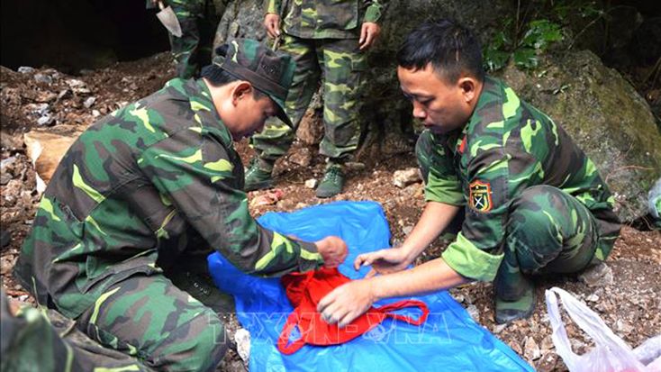 Cán bộ, chiến sỹ thuộc Bộ Chỉ huy Quân sự tỉnh Hà Giang đang tìm kiếm hài cốt liệt sỹ tại điểm cao 685 thuộc thôn Nặm Ngặt, xã Thanh Thủy, huyện Vị Xuyên, Hà Giang. Ảnh: TTXVN
