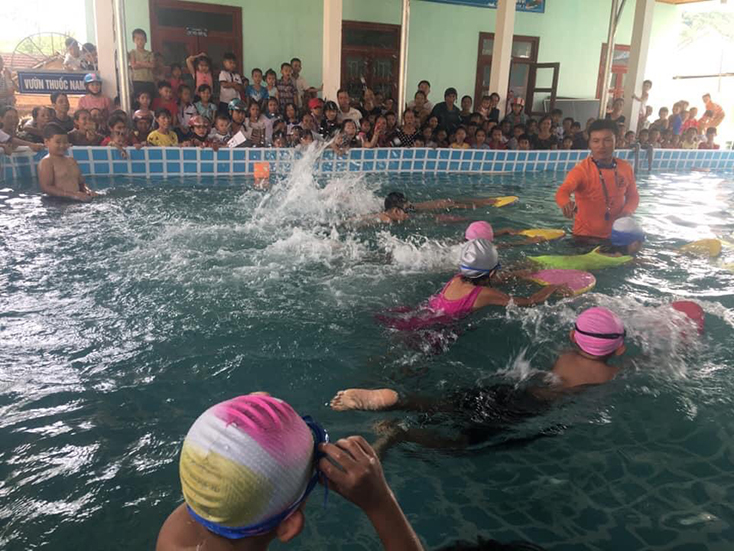 Chương trình dạy bơi miễn phí tại bể bơi Trường tiểu học Bắc Sơn (xã Thanh Hóa) do thầy Lâm kêu gọi thu hút nhiều học sinh đến học. 
