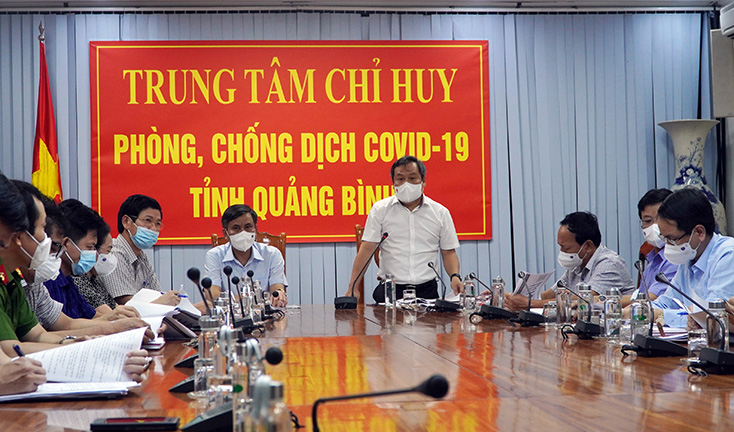 Đồng chí Bí thư Tỉnh ủy Vũ Đại Thắng và đồng chí Chủ tịch UBND tỉnh Trần Thắng điều hành buổi làm việc của Trung tâm Chỉ huy phòng, chống dịch Covid-19 tỉnh.