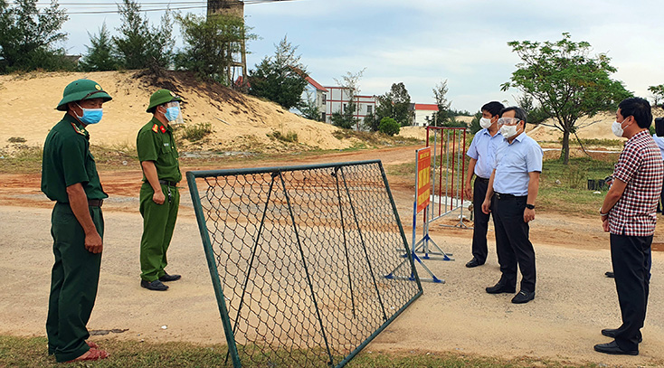Đồng chí Bí thư Tỉnh ủy Vũ Đại Thắng kiểm tra công tác phòng chống dịch tại xã Đức Trạch (Bố Trạch).