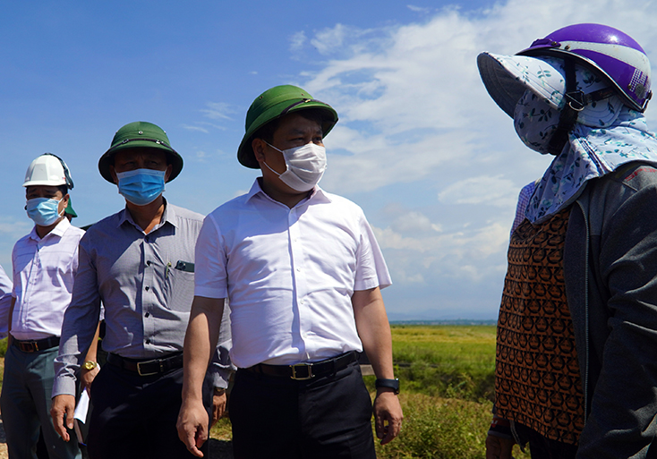 Đồng chí Bí thư Tỉnh ủy kiểm tra tình hình sản xuất nông nghiệp tại huyện Quảng Ninh.