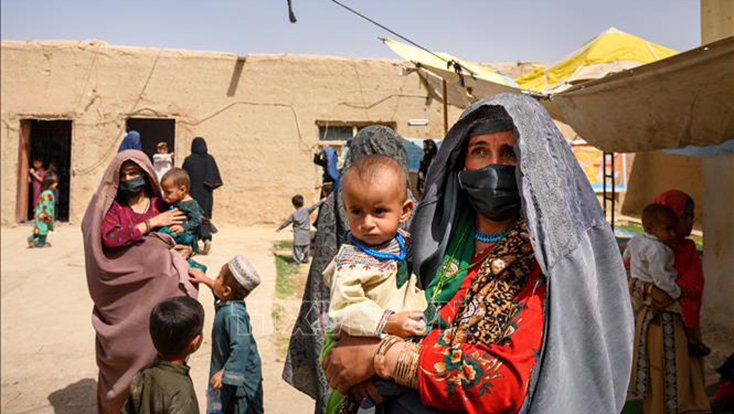 Các bà mẹ chờ khám bệnh cho con tại một trạm xá ở làng Yarmuhamad, tỉnh Helmand, Afghanistan. Ảnh: AFP/TTXVN