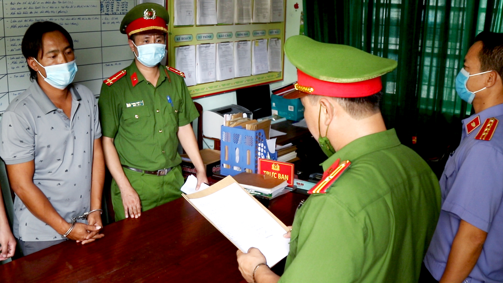 Tống đạt quyết định bắt tạm giam đối với Phan Sinh Thành để phục vụ công tác điều tra.
