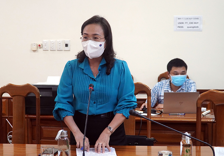 Đồng chí Chủ tịch Ủy ban MTTQVN tỉnh Phạm Thị Hân phát biểu tại buổi làm việc