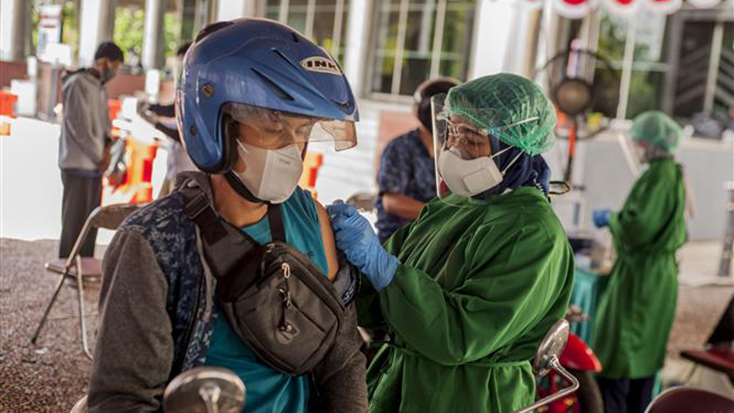 Nhân viên y tế tiêm vaccine ngừa COVID-19 cho người dân tại Yogyakarta, Indonesia. Ảnh: THX/TTXVN