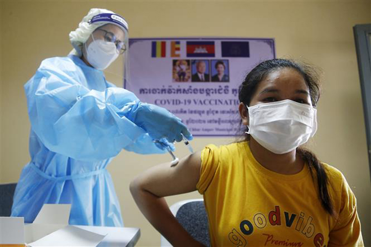 Tiêm vaccine ngừa COVID-19 tại Phnom Penh, Campuchia. Ảnh: THX/TTXVN