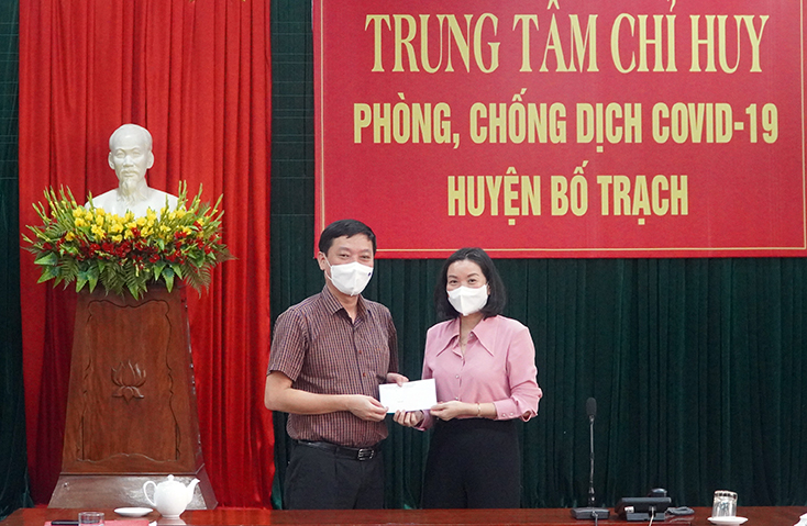 Đồng chí Nguyễn Minh Tâm, Tỉnh ủy viên, Phó Trưởng đoàn chuyên trách Đoàn ĐBQH tỉnh tặng quà cho Trung tâm Chỉ huy phòng chống dịch Covid-19 huyện Bố Trạch.