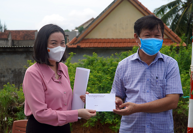 Đồng chí Nguyễn Minh Tâm, Tỉnh ủy viên, Phó Trưởng đoàn chuyên trách Đoàn ĐBQH tỉnh tặng quà cho chốt kiểm soát xã Nhân Trạch.