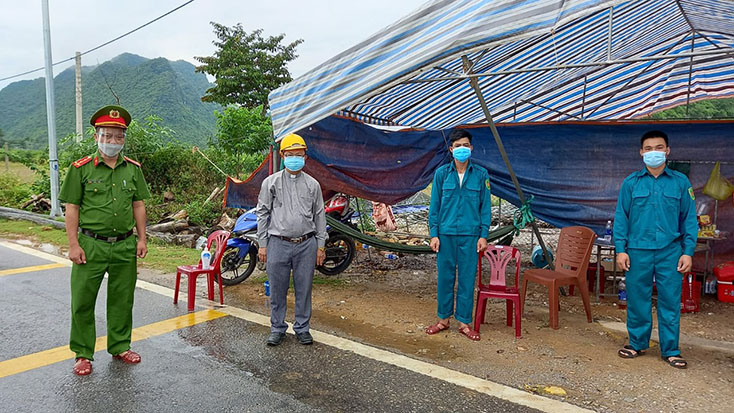 Linh mục Võ Minh Danh (người đội mũ vàng) tham gia trực chốt với chính quyền địa phương xã Phúc Trạch. 