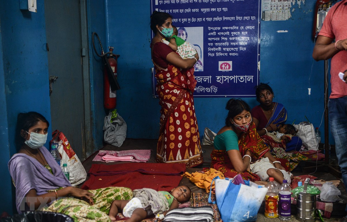 Trẻ em bị ốm điều trị tại bệnh viện ở Siliguri, Ấn Độ, ngày 15-9-2021. Thời gian qua có nhiều trẻ em nước này tử vong do sốt không rõ nguyên nhân. (Ảnh: AFP/TTXVN)