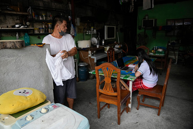 Một học sinh học trực tuyến bằng máy tính xách tay ở nhà tại thành phố Quezon, Philippines. Ảnh: NYTimes
