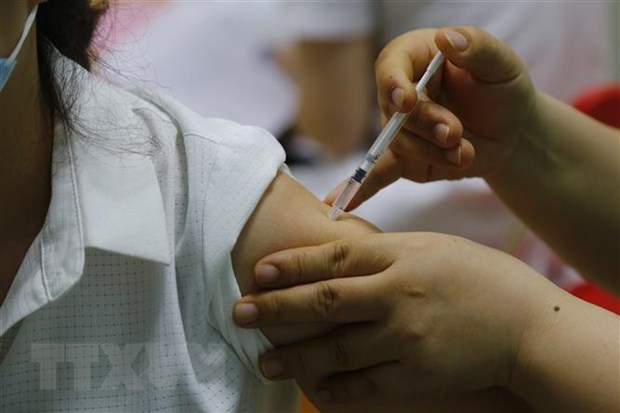  Tiêm vaccine cho người dân. (Ảnh: Nam Sương/TTXVN)