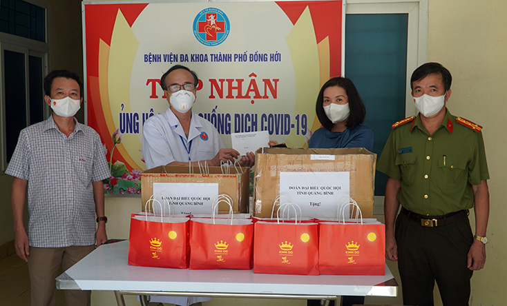 Đồng chí Nguyễn Minh Tâm và các đại biểu động viên cán bộ, y bác sĩ và tặng quà Trung thu cho các cháu tại cơ sở Bệnh viện đa khoa TP. Đồng Hới.