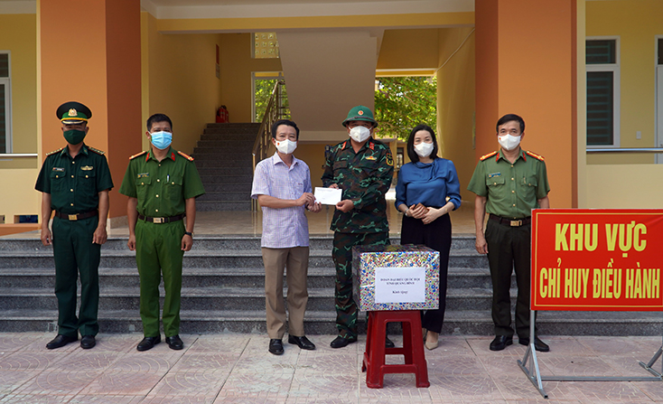 Đồng chí Trần Quang Minh và các đại biểu tỉnh thăm, tặng quà Trung tâm cách ly tập trung Trường phổ thông dân tộc nội trú tỉnh.