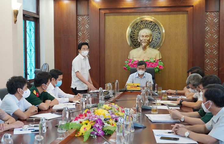 Đồng chí Bí thư Thị ủy Ba Đồn Trương An Ninh đề nghị UBND tỉnh và các lực lượng chức năng tích cực hỗ trợ thị xã phòng chống dịch.
