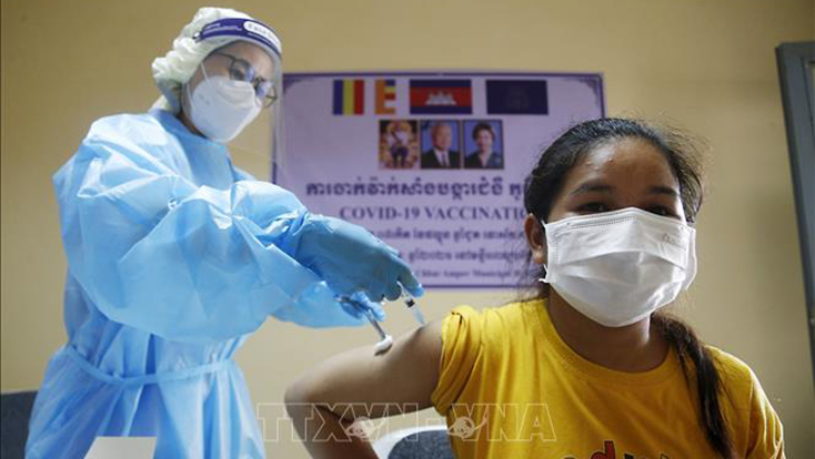 Tiêm vaccine ngừa COVID-19 tại Phnom Penh, Campuchia. Ảnh: THX/TTXVN