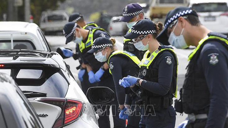  Cảnh sát kiểm tra giấy đi đường của người dân trong bối cảnh nhà chức trách ban hành lệnh giãn cách nhằm ngăn dịch COVID-19 lây lan tại Melbourne, Australia ngày 10-9-2021. Ảnh: AFP/TTXVN