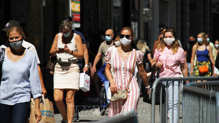 Người dân đeo khẩu trang phòng lây nhiễm COVID-19 tại Brussels, Bỉ. Ảnh: THX/TTXVN