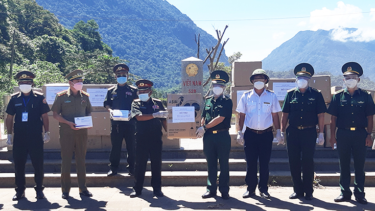 Đại tá Trịnh Thanh Bình, Chỉ huy trưởng Bộ Chỉ huy BĐBP Quảng Bình trao tặng thiết bị, vật tư y tế, thuốc cho các Bộ Chỉ huy Quân sự tỉnh Khăm Muộn.