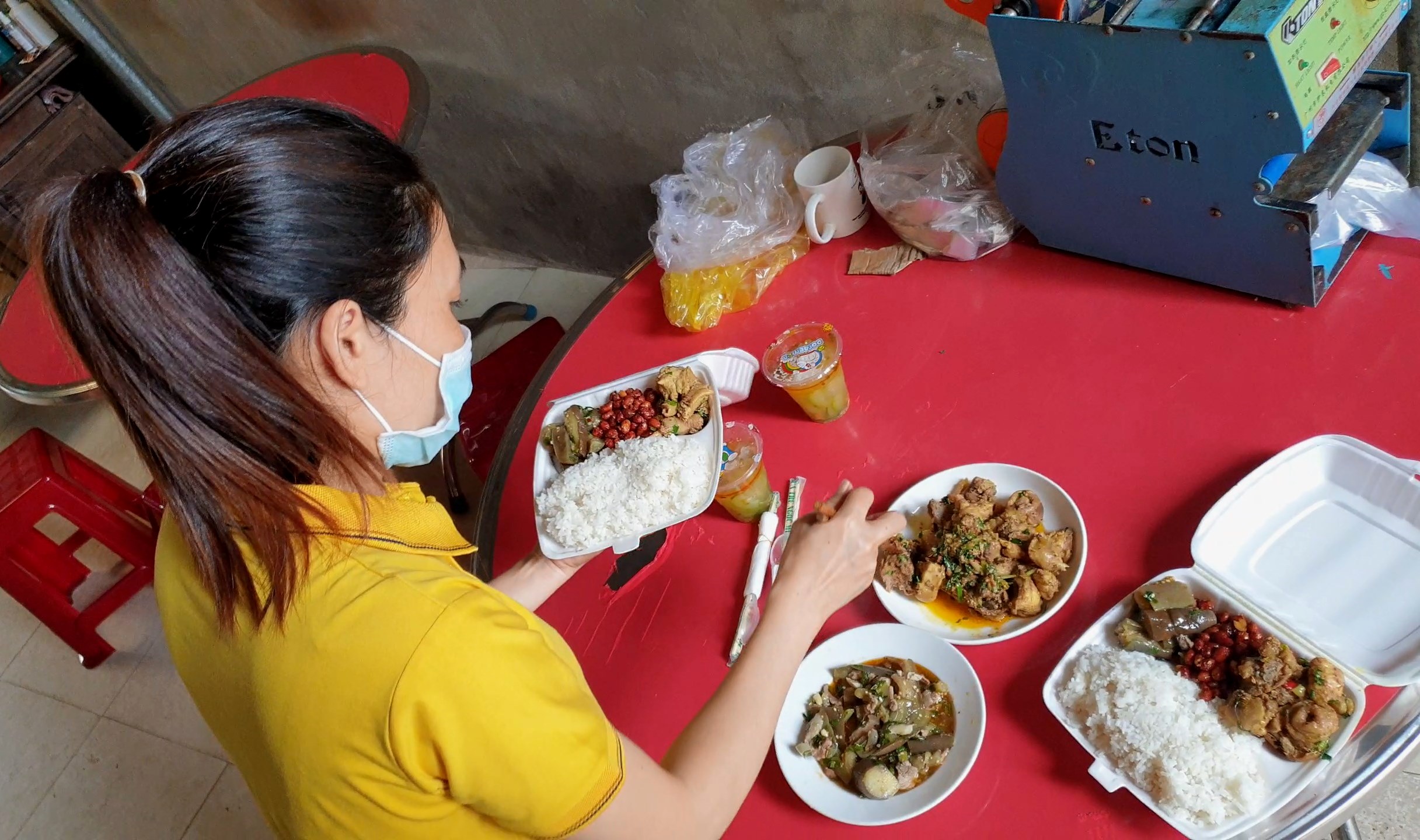 Những bữa cơm cho hai chị em được cán bộ phường Nam Lý chuẩn bị rất kỹ.