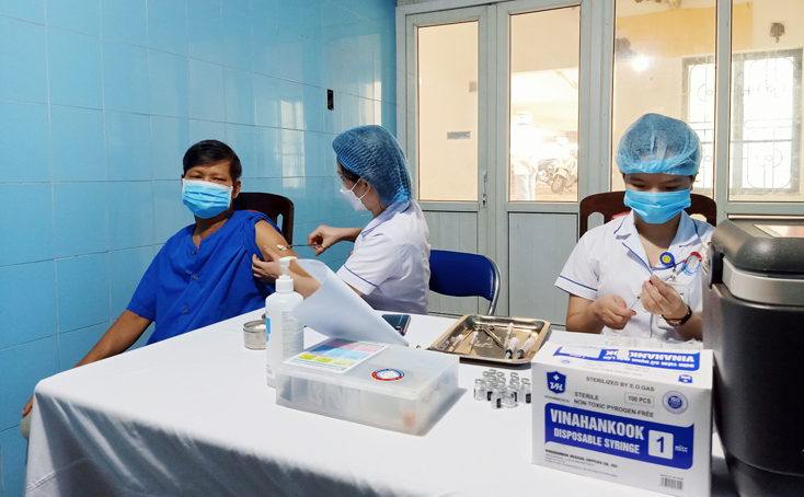 Bệnh viện hữu nghị Việt Nam- Cuba Đồng Hới tiêm vắc xin phòng Covid-19 mũi 2 cho bệnh nhân thận nhân tạo.
